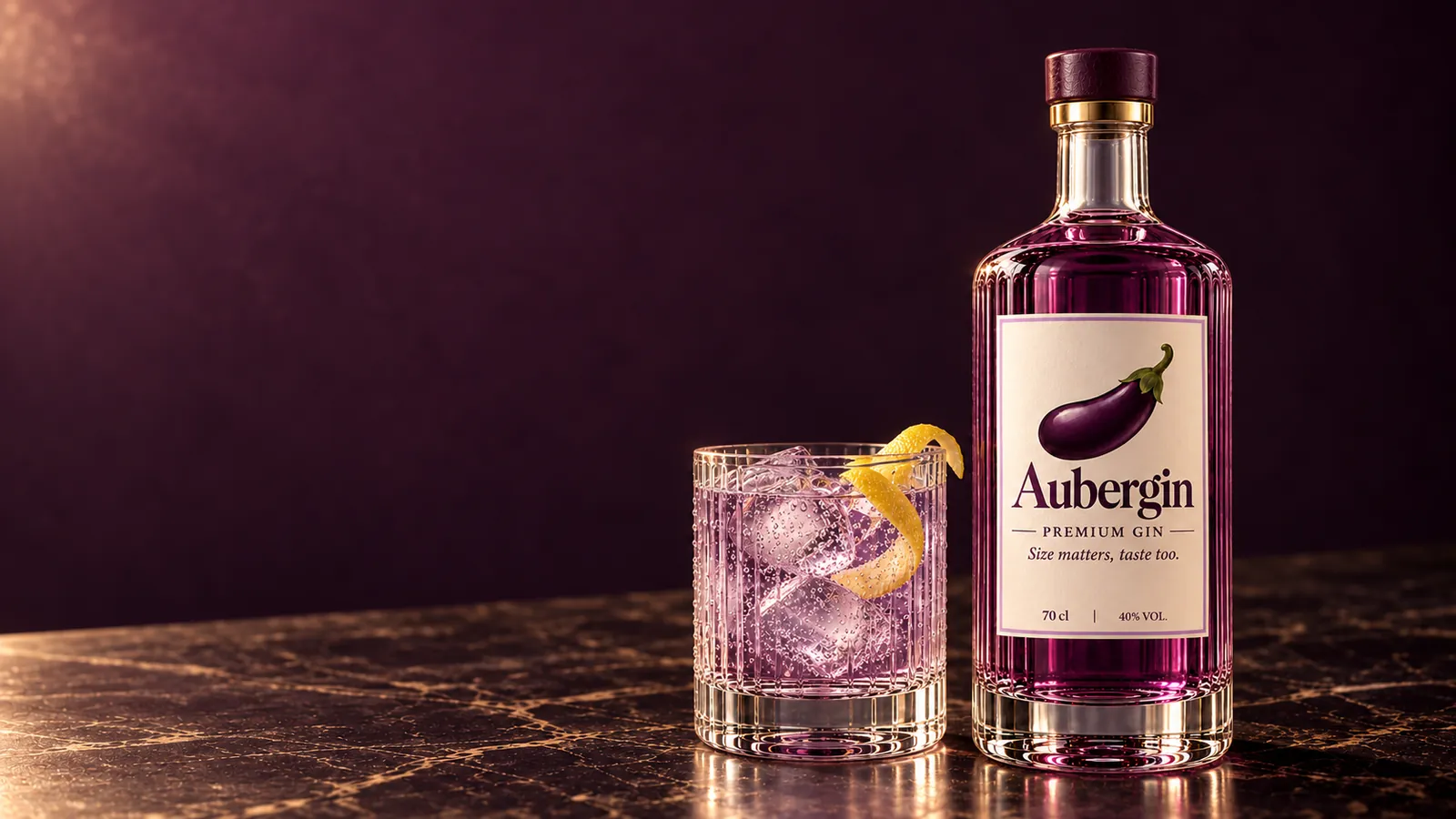 Fles Aubergin en een paarse gin-tonic op een donkere marmeren bar